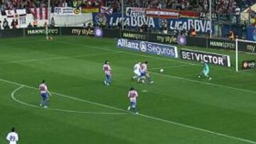 <b>10'. </b>Benzema adelantó al Madrid tras superar a Godín y picar un balón al que De Gea no llegó.