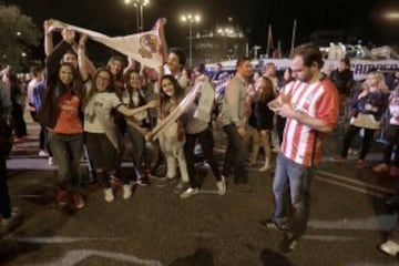 Los seguidores madridistas celebran el triunfo de su equipo en Cibeles.