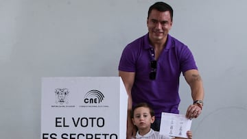 Ecuador's President Daniel Noboa votes at a polling station, during the presidential election, in Olon, Ecuador April 13, 2025. REUTERS/David Diaz Arcos
