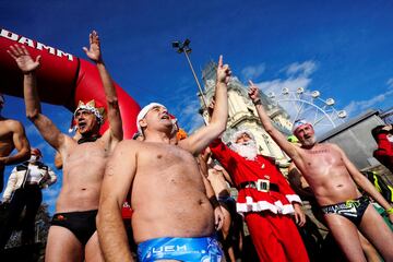 Varios nadadores disfrazados con motivos Navideños participan de la 112 Edición de la Copa Nadal, una de las pruebas de natación mas antiguas de Europa ya que se celebra desde 1907
