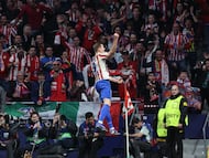 Sorloth celebra uno de sus goles al Brujas.