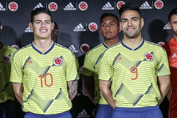 En un evento realizado en Tokyo, Japón, varios jugadores de la Selección Colombia lucieron esta nueva camiseta, la cual reemplaza a la utilizada en el Mundial de Rusia 2018.