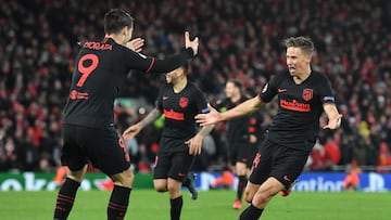 Morata y Llorente celebran un gol al Liverpool.