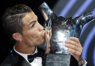 Cristiano Ronaldo besa el trofeo de Mejor Jugador de la UEFA 2014.