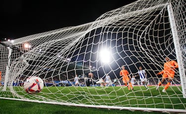 0-1. Error de Adriá Altimira, en la salida del balón en su propia área, ante la presión de Jude Bellingham. El cuero le llega a Vinicius, asiste a Kylian Mbappé, que libre de marca en el segundo palo, anota a placer en el minuto 42 de partido.