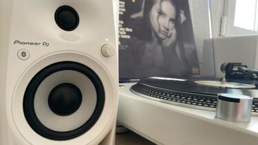Este tocadiscos con altavoces de Pioneer DJ es ideal para amantes del vinilo