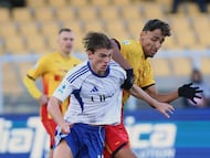 Lecce (Italy), 27/12/2025.- US Lecce's Tiago Gabriel (R) and Como's Nico Paz (L) in action during the Italian Serie A soccer match between US Lecce and Como at the Via del Mare stadium in Lecce, Italy, 27 December 2025. (Italia) EFE/EPA/ABBONDANZA SCURO LEZZI