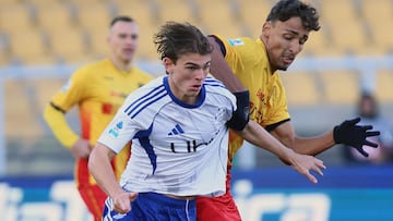 Lecce (Italy), 27/12/2025.- US Lecce's Tiago Gabriel (R) and Como's Nico Paz (L) in action during the Italian Serie A soccer match between US Lecce and Como at the Via del Mare stadium in Lecce, Italy, 27 December 2025. (Italia) EFE/EPA/ABBONDANZA SCURO LEZZI