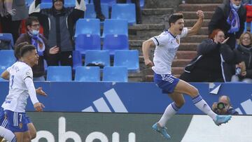 Jaume Grau celebra su primer gol con el Real Zaragoza.