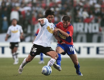 El defensa estuvo entre 1997 y 2000 en la U, y jugó en Colo Colo el 2008. En el Monumental tuvo poco protagonismo. Ya estaba muy cerca del retiro.