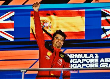 Alegría de Carlos Sainz tras proclamarse campeón del Gran Premio de Singapur. De esta forma el piloto español consigue sus segunda victoria en la Fórmula 1.