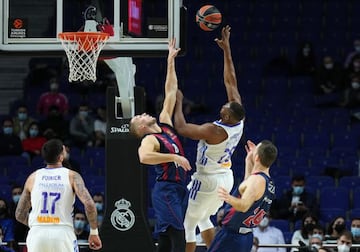 Guerschon Yabusele supera a Tadas Sedekerskis.