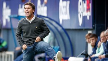 PAMPLONA, 13/05/2023.- El entrenador del Almería, Joan Francesc Ferrer "Rubi", reacciona durante el encuentro de la jornada 34 entre CA Osasuna y UD Almería, este sábado en el estadio de El Sadar, en Pamplona. EFE/ Jesús Diges
