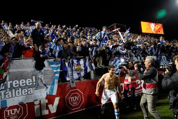 Ander Guevara celebr¨® el pase a la final de Copa con los aficionados de la Real Sociedad.