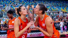 Queralt Casas y Raquel Carrera besan la Supercopa de España, que el Valencia conquistó en los primeros compases de la temporada.