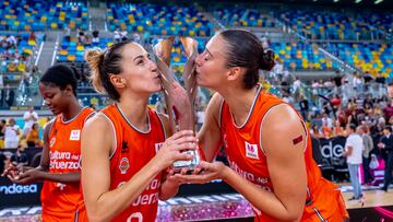 Queralt Casas y Raquel Carrera besan la Supercopa de España, que el Valencia conquistó en los primeros compases de la temporada.