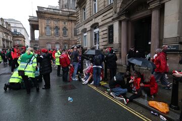 Un vehculo arremete contra aficionados del conjunto Red en el centro de la ciudad de Liverpool en la celebracin del ttulo de liga.