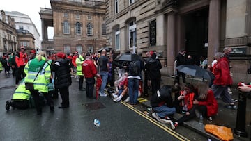 Un vehículo arremete contra aficionados del conjunto Red en el centro de la ciudad de Liverpool en la celebración del título de liga.
