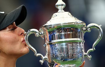 Los cinco trofeos del US Open están manufacturados por la prestigiosa empresa de fina joyería platería Tiffany & Co., que graba el nombre de cada ganador antes de que sean devueltos a su hogar en el Salón de Fama del Tenis, en Newport. Los vencedores de c