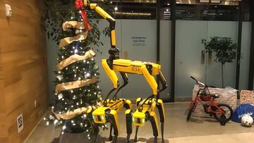 Mira como decoran estos robots su árbol de Navidad