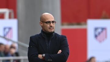 ALCALÁ DE HENARES (MADRID), 05/01/2025.- El entrenador del Atlético de Madrid Víctor Martín "Viti", durante el partido de la Liga F disputado en el Centro Deportivo Alcalá de Henares este domingo. EFE/Fernando Villar