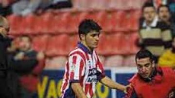 <b>CERRARÁN EL MOLINÓN.</b> El portero visitante Luis García, trató de entregar al árbitro una barra que había sido arrojada al terreno de juego y varios jugadores del Sporting se lo impidieron, provocando el enfrentamiento entre todos. El Molinón se cerrará por un partido.