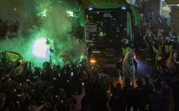 Miles de seguidores reciben a sus equipos a las puertas del Estadio Benito Villamarín.