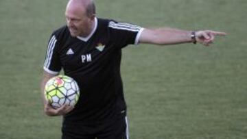 Pepe Mel durante un entrenamiento de Betis.