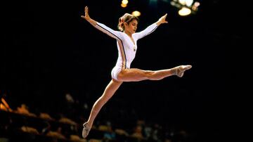Con tan solo 15 años, Comaneci pasó a la historia de los Juegos Olímpicos tras llevarse el oro siendo la primera gimnasta con calificación perfecta. En total, conquistó nueve preseas olímpicas, cinco de ellas de oro.