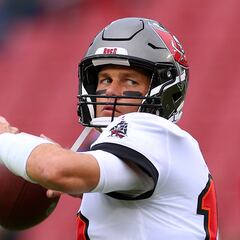 ¿En qué equipos jugó Tom Brady y cuáles son sus cifras y récords en la NFL?