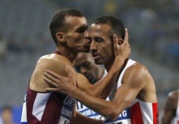 Mohamad al Garni y Rasheed Abdulqader Mohamed Ramzi tras ganar los 1500m en los Juegos Asiáticos en 2014.