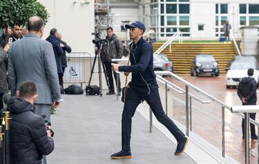 Trent Alexander Arnold llegando al hotel en Manchester. 