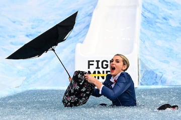 La actriz Sarah Jones cae del tobogán a la piscina de hielos durante el Big Freeze, un evento que tiene lugar en el Melbourne Cricket Ground para recaudar fondos para la investigación de la enfermedad de las neuronas motoras. El acto, de carácter anual, se celebra durante el partido de la AFL por el cumpleaños de la Reina entre Collingwood y Melbourne.
