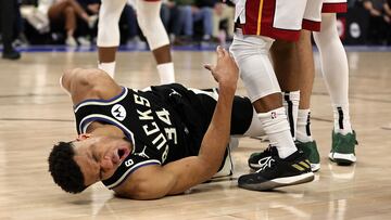 Giannis sufrió un duro golpe en la espalda durante el primer cuarto que le obligó a abandonar el partido de primera ronda ante los Heat. Los Bucks cayeron.