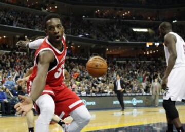 Jeff Green celebra después de anotar una canasta decisiva.