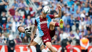 Soccer Football - Super Lig - Trabzonspor v Altay - Ataturk Olympic Stadium, Istanbul, Turkey - May 15, 2022 Trabzonspor's Ahmetcan Kaplan in action with Altay's Martin Rodriguez REUTERS/Murad Sezer