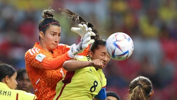 SAN JOSE, COSTA RICA - AUGUST 13: Celeste Espino of Mexico and Maria Camila Reyes of Colombia reach for the ball during a Group B match between Mexico and Colombia as part of FIFA U-20 Women's World Cup Costa Rica 2022 at Estadio Nacional de Costa Rica on August 13, 2022 in San Jose, Costa Rica. (Photo by Tim Nwachukwu - FIFA/FIFA via Getty Images)