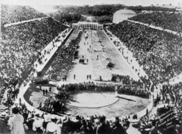 Ceremonia de apertura de los Juegos de la I Olimpiada en el Estadio Panathinaikó de Atenas. Aproximadamente 80 000 espectadores asistieron, lo que hizo que el aforo se rebasara. Cuando los atletas se alinearon por países en el césped, nueve bandas y 150 coristas interpretaron un Himno Olímpico, compuesto por Spyridon Samaras y escrito por el poeta Kostis Palamas.