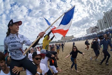 Pauline Ado y Johanne Defay celebran su primer y segundo puesto en los ISA World Surfing Games 2017 de Biarritz.