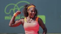 Serena Williams posa con una torta al celebrar su victoria 700.