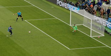 La polémica llegó en el minuto 35 un córner de Francia termina golepando el brazo de Perisic. El árbitro Néstor Pitana, tras consultar con el VAR pitó penalti y Griezmann desde los 11 metros no falló ante Subasic