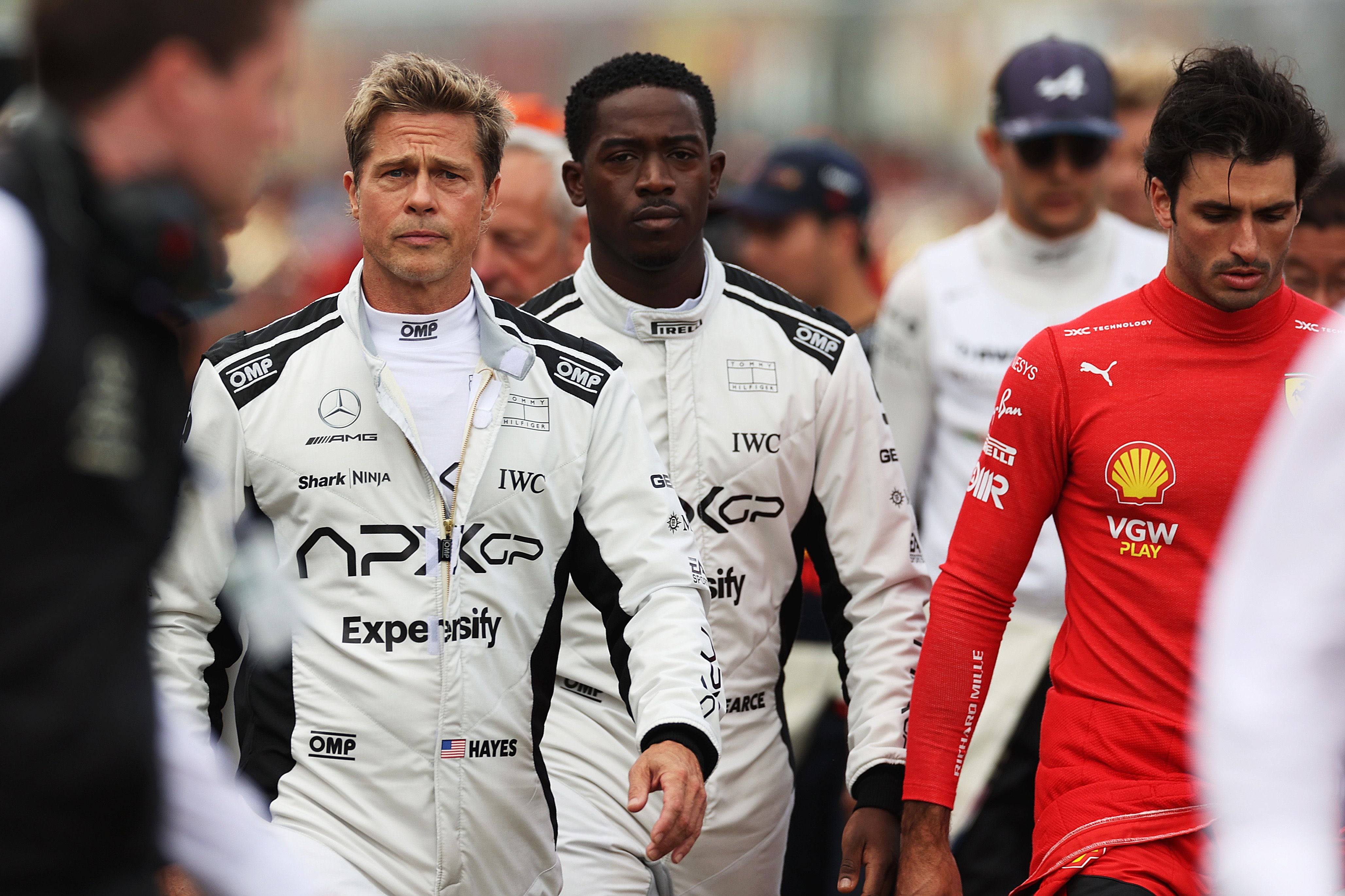 Brad Pitt junto a Carlos Sainz durante la grabación de la película de F1.