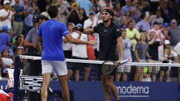 NEW YORK, NEW YORK - AUGUST 29: Stefanos Tsitsipas of Greece shakes hands with Daniel Elahi Galan of Columbia after his defeat during the Men's Singles First Round on Day One of the 2022 US Open at USTA Billie Jean King National Tennis Center on August 29, 2022 in the Flushing neighborhood of the Queens borough of New York City.   Julian Finney/Getty Images/AFP
== FOR NEWSPAPERS, INTERNET, TELCOS & TELEVISION USE ONLY ==
