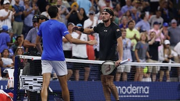 NEW YORK, NEW YORK - AUGUST 29: Stefanos Tsitsipas of Greece shakes hands with Daniel Elahi Galan of Columbia after his defeat during the Men's Singles First Round on Day One of the 2022 US Open at USTA Billie Jean King National Tennis Center on August 29, 2022 in the Flushing neighborhood of the Queens borough of New York City.   Julian Finney/Getty Images/AFP
== FOR NEWSPAPERS, INTERNET, TELCOS & TELEVISION USE ONLY ==