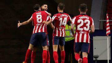 Los jugadores del Atl&eacute;tico celebran el gol al Barcelona.