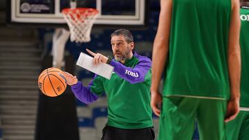 Ibon Navarro, dando instrucciones a sus jugadores durante un entrenamiento.