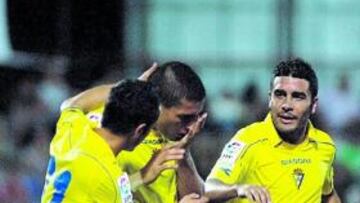 <b>FELICITACIONES. </b>El Cádiz ganó el amistoso dando la imagen de seriedad que siempre deja con Gracia. No fue un partido especialmente brillante pero los jugadores ya se empezaron a fajar como en temporada porque aquí es donde se empiezan a decidir loas puestos. El Cádiz sigue su trabajo pero con la conquista del Catavino seguro que lo hace con ánimos reforzados para los próximos compromisos que tiene en lo que queda de pretemporada. Y al fondo está el Carranza.