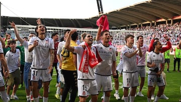 Los jugadores de la Cultural celebran el ascenso a Segunda.