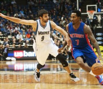 Ricky Rubio defiende a Brandon Jenings.