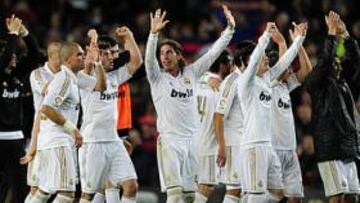 <b>FIESTA EN EL 'CAMP MOU'. </b>Los jugadores celebraron alborozados desde el césped la victoria que los convierte en virtuales campeones de Liga. ¡Campeones, oé, oé, oé!